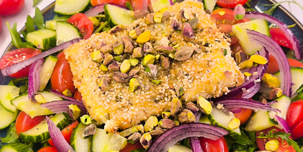 Sałatka ze smażoną fetą w sezamie