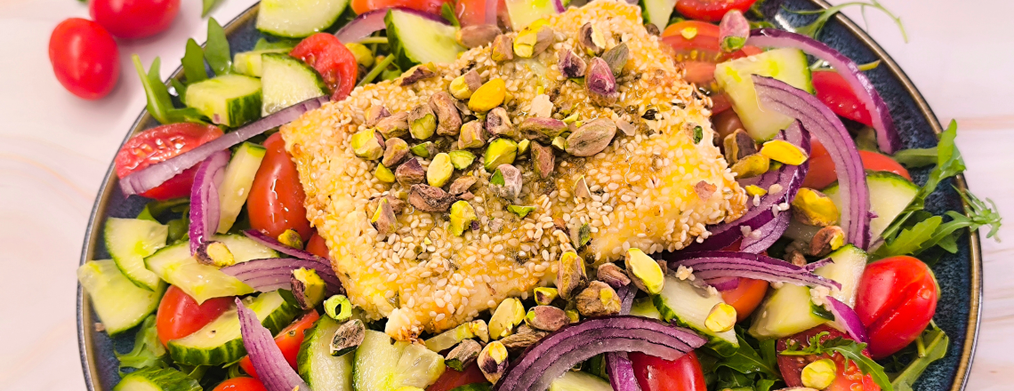 Sałatka ze smażoną fetą w sezamie