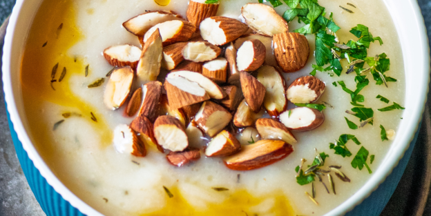 Zupa krem kalafiorowy z prażonymi migdałami