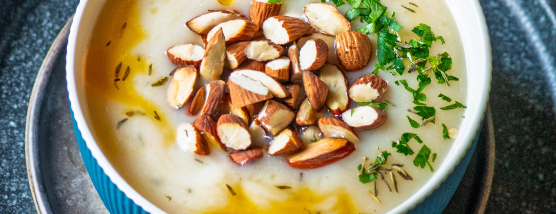 Zupa krem kalafiorowy z prażonymi migdałami