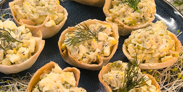 Koszyczki z tortilli z białą kiełbasą