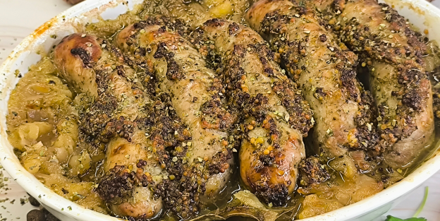 Biała kiełbasa pieczona w sosie piwno-cebulowym
